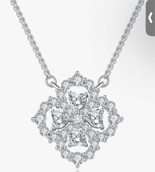 Heart Necklaces 1.5 Carat  Moissanite 925 Sterling Silver Round Brilliant Cut Moissanite Imitation Diamond.